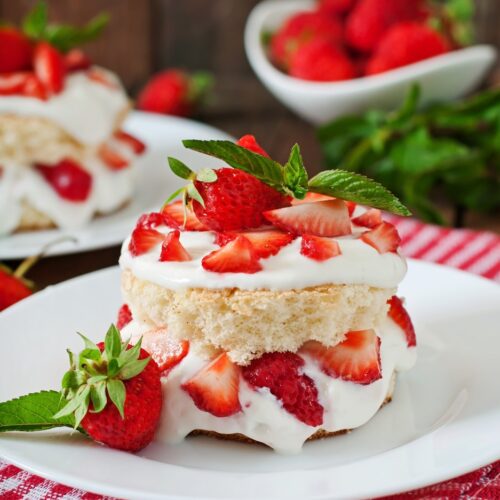 Sponge cake with cream and strawberries